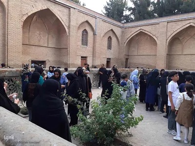 مراسم سنتی نیت کردن و توسل بر امام حسین(ع) با گندم شماری و نذر گندم در اهر