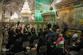 حضور رئیس جمهور در شاهچراغ و دیدار با خانواده شهدا