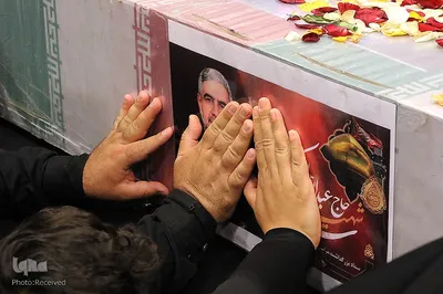 وداع خانواده سردار شهید عبدالله اسکندری با پیکر مطهر سیدالشهداء مدافعین‌حرم استان فارس