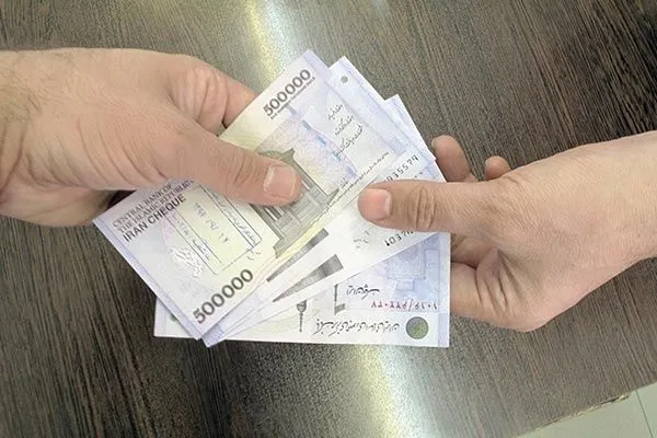 اقدام خیرخواهانه کارکنان یکی از بانک‌های استان مرکزی برای تسویه اقساط 5 مشتری ناتوان