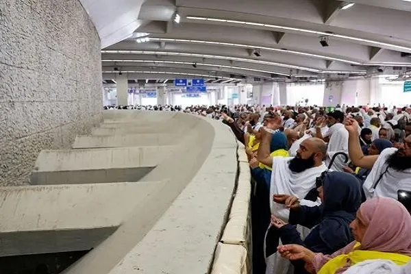 رمی جمرات زائران حج در منا