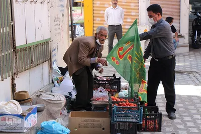 توزیع پرچم عزای حسینی بین بازاریان بیرجند