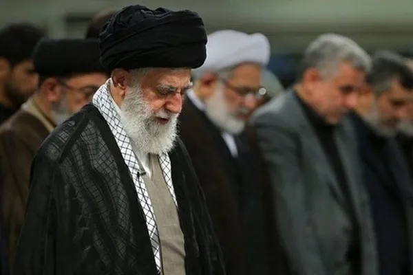 رهبر معظم انقلاب بر پیکر شهید سلیمانی و یاران مجاهد او اقامه نماز کردند