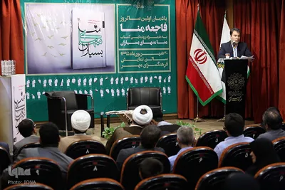 برادر شهید غضنفر رکن آبادی در مراسم رونمایی از کتاب شعر منمرتضی رکن‌آبادی برادر شهید غضنفر رکن‌آبادی در مراسم رونمایی از کتاب شعر منا منهای بسیاران