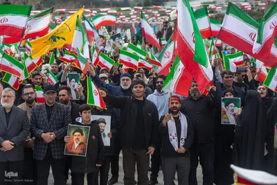 اجتماع عظیم مردمی و اهتزاز بزرگترین پرچم ایران در روز جمهوری اسلامی