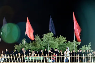 آیین نصب پرچم شب اول محرم، در امامزاده عبدالله(ع) شوشتر
