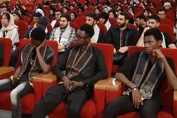 طهران.. طلبة أجانب يشارکون في عزاء الامام الحسين (ع) + فيديو