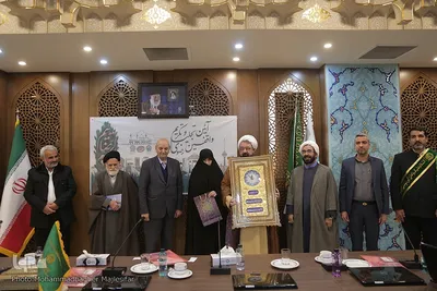 همایش ملی تجلیل از واقفین حرم مطهر رضوی در اصفهان