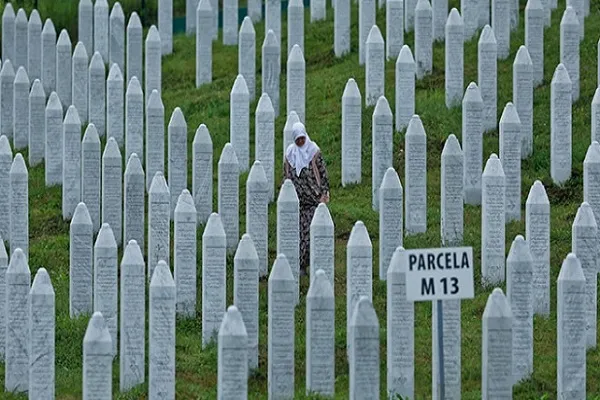 Srebrenitsa'da yaşanan soykırımın acısı tazeliğini koruyor