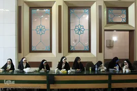 بخش رقابت‌های حفظ قرآن خواهران سیزدهمین جشنواره قرآنی مدهامتان در حرم امام خمینی(ره)
