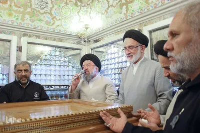 غبارروبی مضجع شريف حضرت سيدعلاءالدين حسين‌بن موسي‌الكاظم(ع)