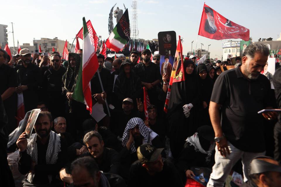 إنطلاق مراسم التشييع الشعبي للقائد الشهيد الإمام الخامنئي في طهران + فيديو