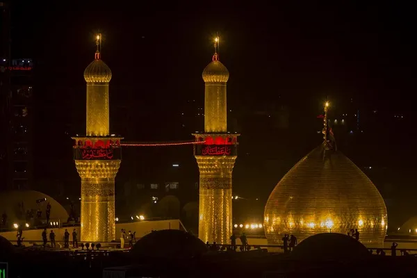 مراسم رفع راية العزاء لشهر محرم في كربلاء
