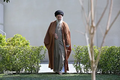 کاشت نهال در هفته منابع طبیعی توسط رهبر انقلاب