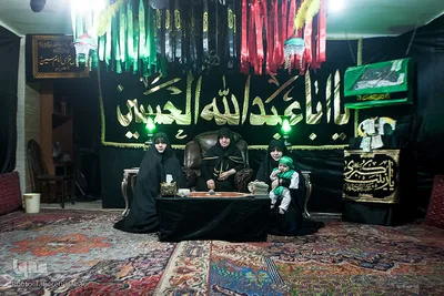 مرضیه امیری ۳۴ سال است که به همراه فرزندانش مراسم عزاداری امام حسین(ع) در ایام محرم را در خانه خود برگزار می‌کند.