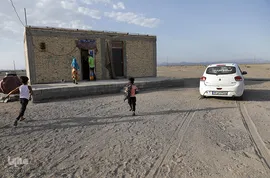 توزیع ۳۰۰بسته معیشتی اقلام ضروری مواد غذایی «هم نمک» میان خانواده های بی بضاعت و محروم روستاهای جازموریان، در جنوب کرمان