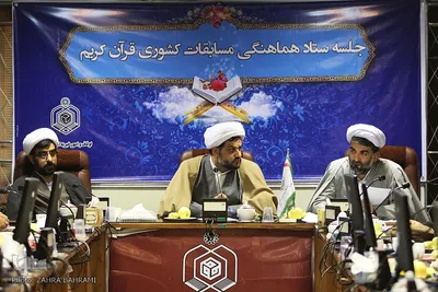 حجت‌الاسلام حسینخانی، رئیس اداره قرآنی اداره‌کل اوقاف، حجت‌الاسلام دلاوری سرپرست اداره‌کل اوقاف و  حجت‌الاسلام شفیعی مسئول دارالقران‌الکریم استان مرکزی
