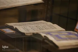 بدین ترتیب جنس اکثر اوراق قرآن‌های موزه از جنس کاغذ می‌باشد. که متشکل از الیاف گیاهی بوده و دارای انواع مختلفی است که ازجمله آن‌ها کاغذ خانبالغ، سمرقندی، کاغذ ترمه را می‌توان نام برد. یک نمونه ویژه از قرآن‌های موزه از ابتدا تا انتها بر روی پارچه کرباس کتابت شده است.