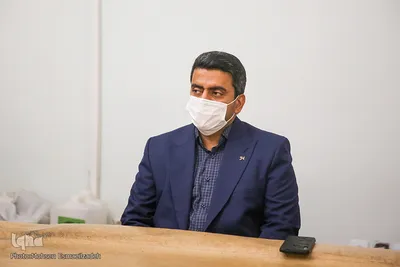اهدای مدال جواد فروغی به موزه حرم مطهر رضوی
