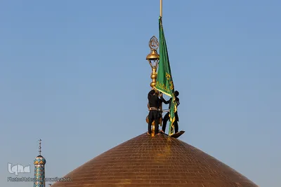 تعویض پرچم گنبد حرم امام رضا(ع)
