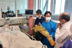 Japanischer Botschafter besucht Erzählerin von „Immigrant aus dem Land der Sonne“ in einem teheraner Krankenhaus