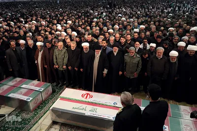 مراسم اقامه نماز بر پیکر مطهر سپهبد شهید حاج قاسم سلیمانی و همرزمان شهیدش با حضور رهبر معظم انقلاب