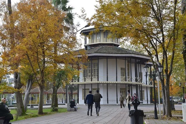 عمارت کلاه فرنگی در باغ محتشم