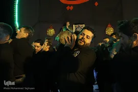 ⁨نخل‌برداری یزدی‌های مقیم کرج در شب عاشورا