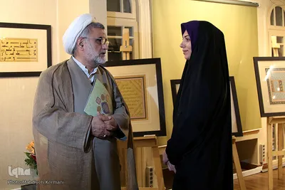  بازدیدحجت الاسلام حشمتی از نمایشگاه خوشنویسی آیات قرآنی مهناز قربانپور