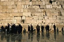 Le plan israélien visant à renforcer la présence des sionistes aux alentours du mur Al-Buraq