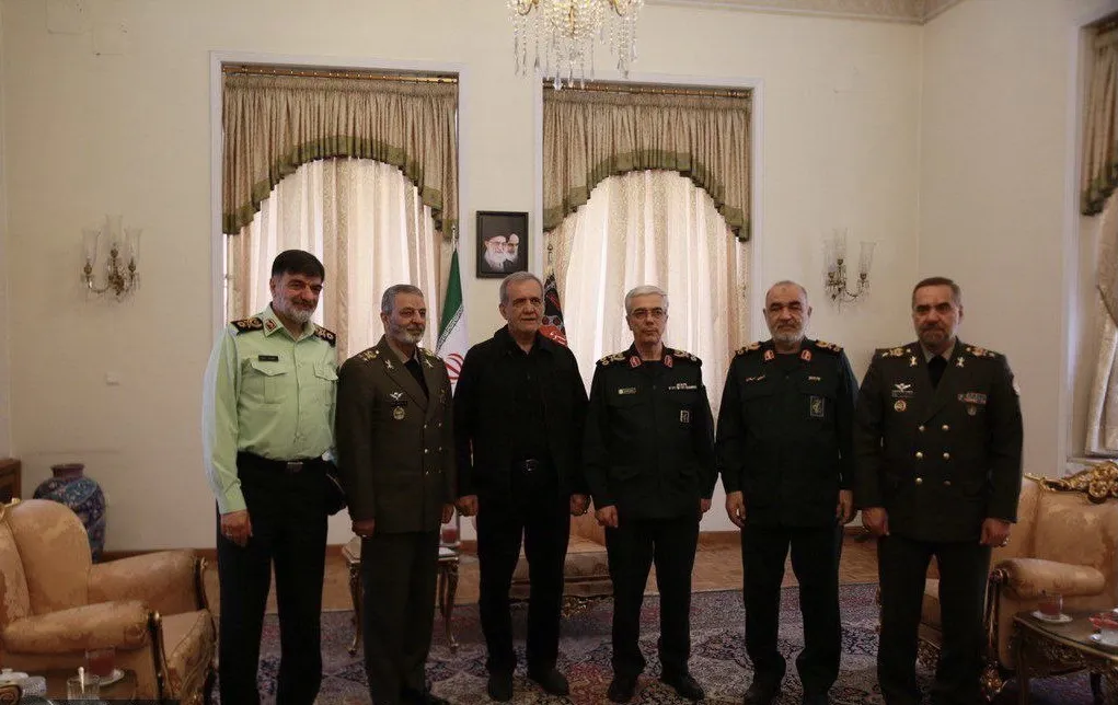 دیدار فرماندهان نظامی و انتظامی با پزشکیان