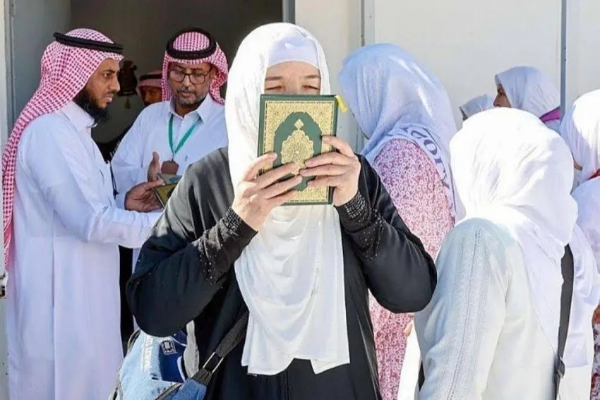 (900) ألف نسخة من المصحف الشريف هدية للحجاج المغادرين المدينة المنورة جوًّا