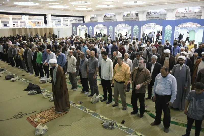 اقامه باشکوه نماز جماعت در نمایشگاه قرآن