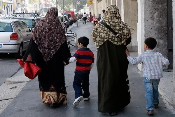 Itália Proíbe Burca e Niqab Enquanto Grupos Muçulmanos Alertam sobre Marginalização