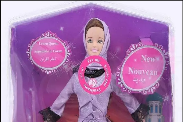 Mwanaserere aliyevishwa Hijabu, anayesoma aya za Qur'ani