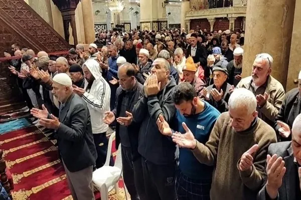 الآلاف يحيون الفجر العظيم في الأقصى والإبراهيمي ومساجد الضفة