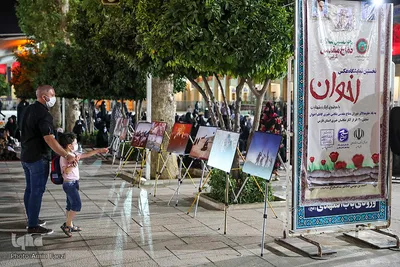 برپایی نمایشگاه عکس به مناسبت هفته دفاع مقدس در حرم مطهر شاهچراغ(ع)