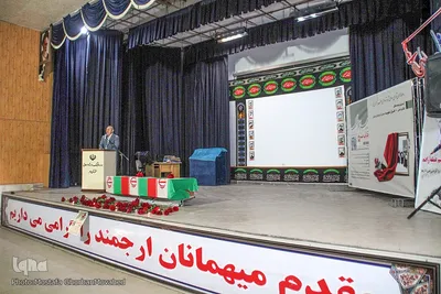 رونمایی از کتاب «قاب سرخ» آلبوم تصاویر مادران و پدران شهید در اهر