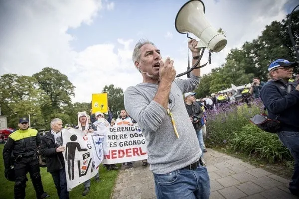 Irkçı PEGIDA hareketi lideri Amsterdam'da Kur'an-ı Kerim yırttı
