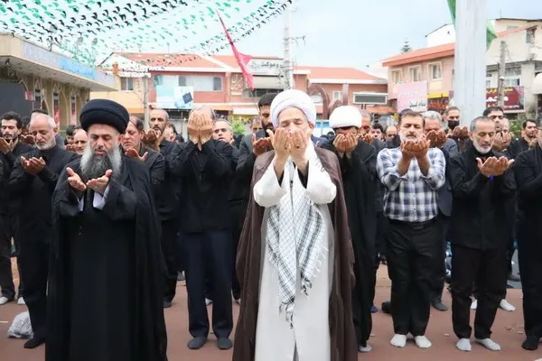 عکس | اقامه نماز ظهر عاشورا در آستان امامزاده یحیی(ع) ساری