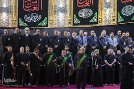 مراسم تعویض پرچم گنبد حرم حضرت اباالفضل العباس(ع) از قرمز به مشکی