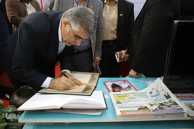 بازدید دکتر طیبی مدیر جهاد دانشگاهی از نمایشگاه مطبوعات
