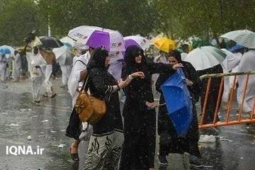 نیایش زائران زیر بارش رحمت الهی به روایت دوربین