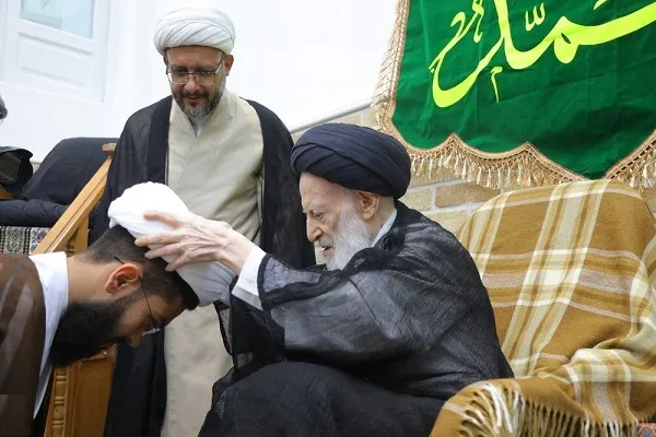 عمامه‌گذاری طلاب از سوی آیت‌الله شبیری زنجانی