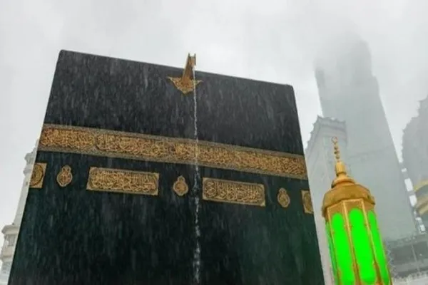 Müslümanlar şiddetli yağış altında Kabe'yi tavaf etti