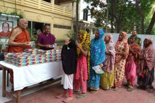 বৌদ্ধ মন্দির থেকে ইফতার বিতরণ