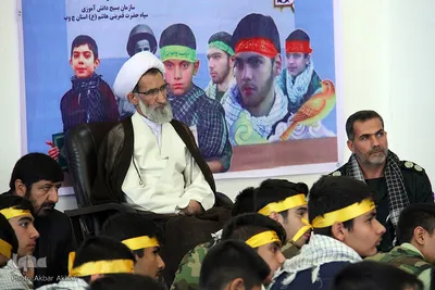 دیدار جمعی از دانش آموزان بسیجی با امام جمعه شهرکرد