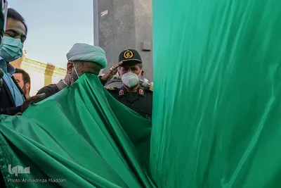 اهتزاز پرچم متبرک به نام امام حسین(ع) در بین‌الحرمین شیراز‎‎
