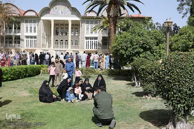 مسافران نوروزی در باغ ارم شیراز