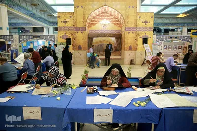 کتابت قرآن کریم در بخش عترت، توسط خوشنویسان قزوینی در دهمین روز بیست و هفتمین نمایشگاه بین‌المللی قرآن کریم